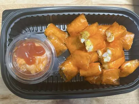 Hình ảnh Bánh cuốn bơ trứng + sốt mayo-tương ớt