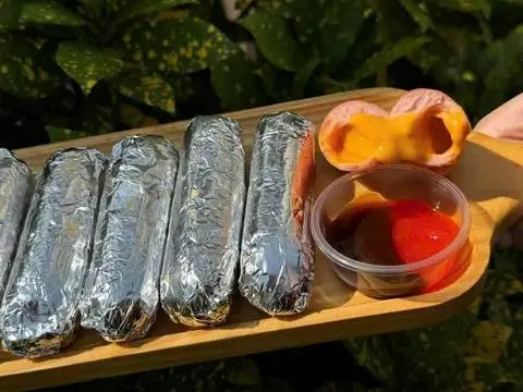 Hình ảnh Xúc Xích Phomai Nướng Giấy Bạc ( 1 cây )