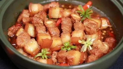 Hình ảnh cơm thịt heo kho tộ