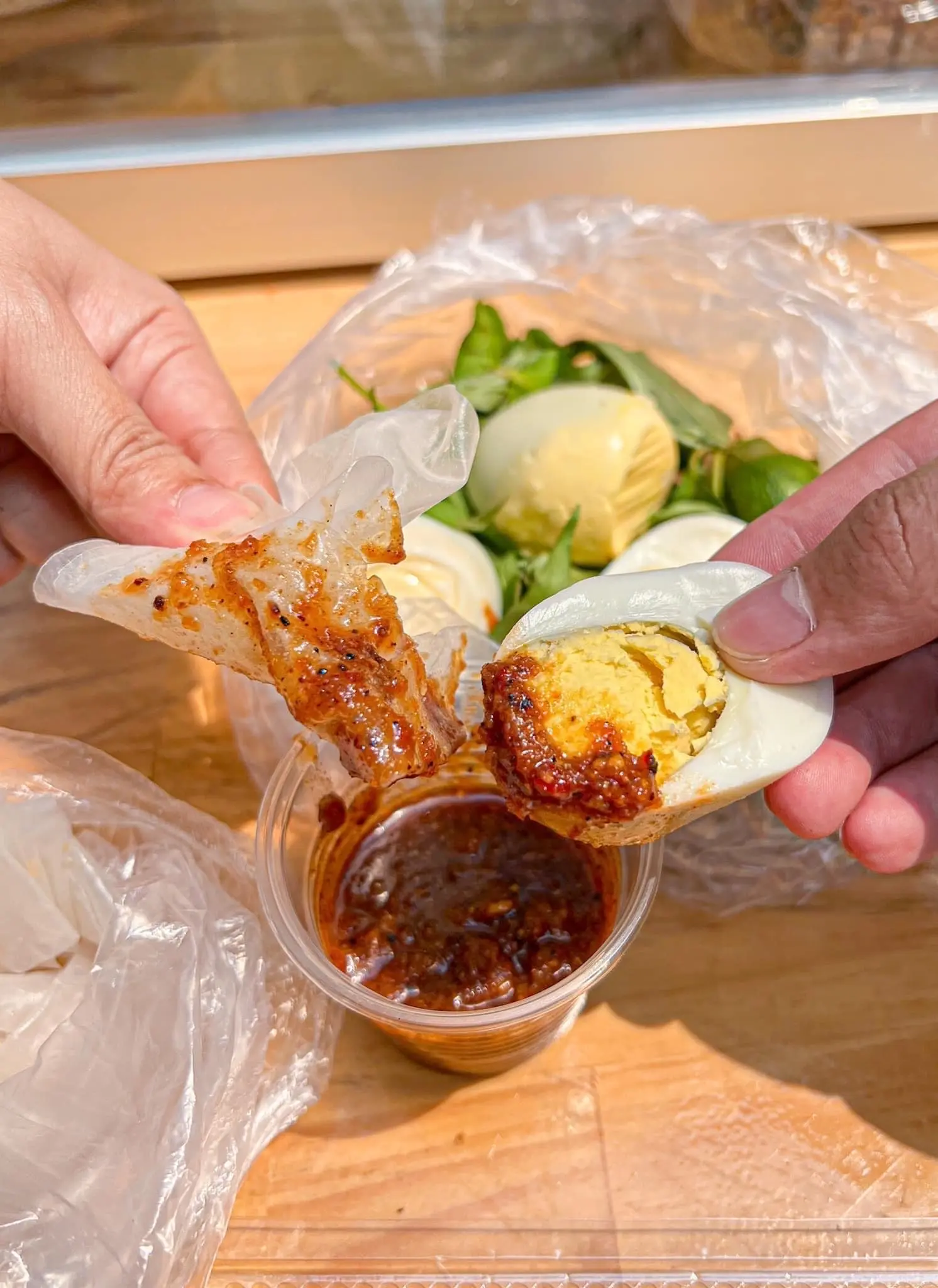 Hình ảnh Bánh tráng chấm + trứng gà vữa