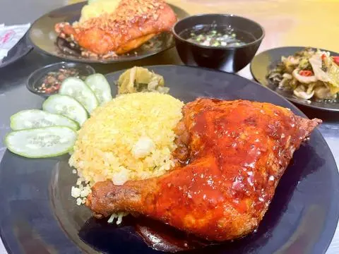 Hình ảnh Cơm gà sốt cay góc tư
