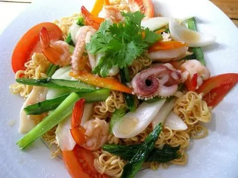 Hình ảnh MỲ XÀO + HẢI SẢN + THỊT VIÊN + TRỨNG ỐP LA + CẢI NGỌT XÀO TỎI