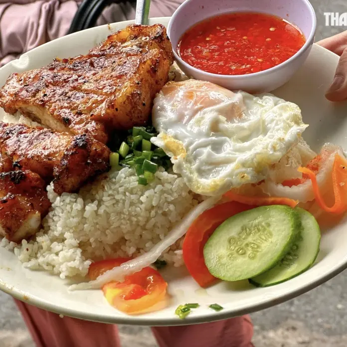 Hình ảnh Cơm sườn nướng+Trứng ốp la( tặng ly trà tắc) 