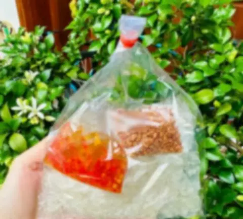 Hình ảnh Bánh tráng dẻo muối tôm sate