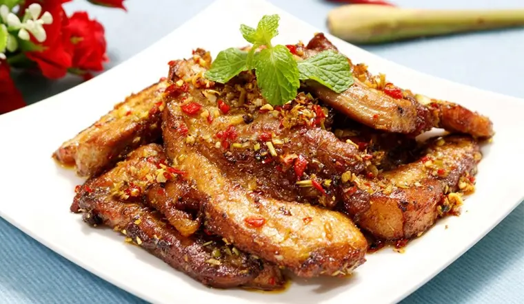 Hình ảnh cơm ba rọi chiên sả ớt 