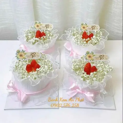 Hình ảnh Bánh Kem Sinh Nhật sữa tươi gắn dâu hoa bi 15cm