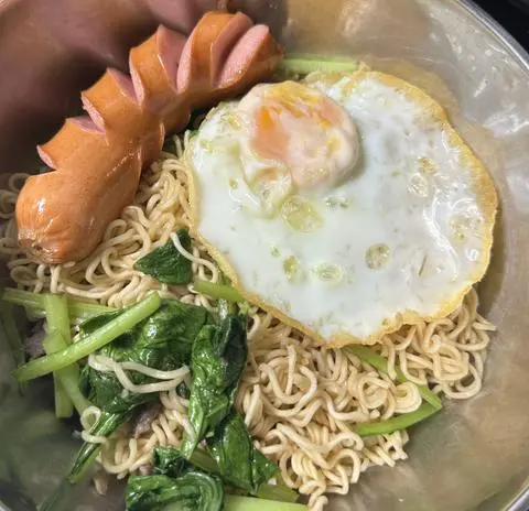 Hình ảnh mì xào xúc xích trứng 