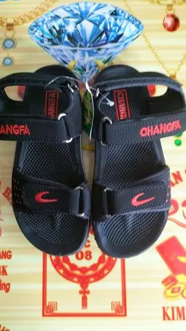 Hình ảnh giày sandal hangfa đen nam, nữ viền loại chữ đỏ và xanh số 34,35