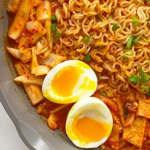 Hình ảnh Mì Trộn Tokbokki (Bánh Gạo) Trứng Đào