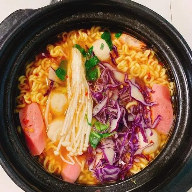 Hình ảnh Mì Cay Kim Chi Xúc Xích Cá Viên