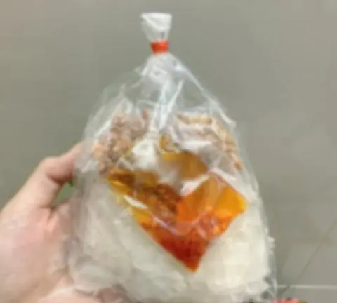 Hình ảnh Bánh tráng tỏi ớt - tự trộn