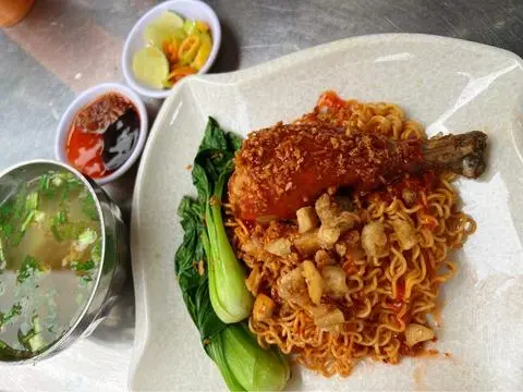 Hình ảnh Mì trộn muối ớt đùi gà chua cay