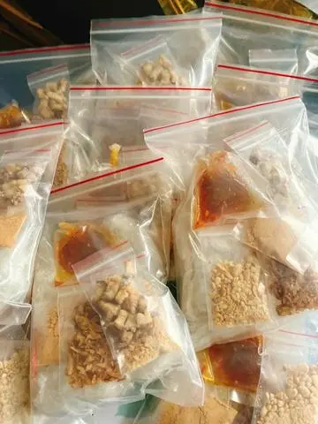 Hình ảnh Bánh tráng phơi sương tép mỡ muối nhuyễn