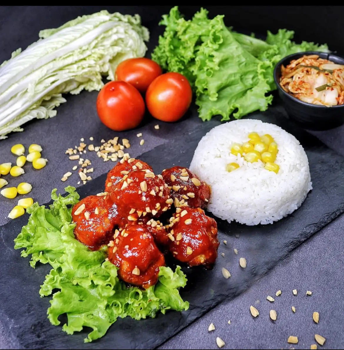Hình ảnh Cơm Gà Rút Xương Sốt Cay Ngọt