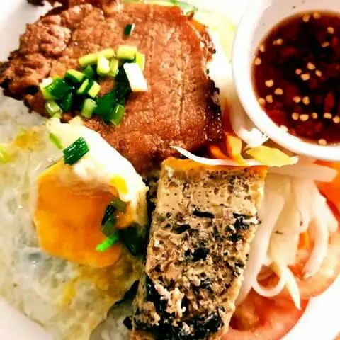Hình ảnh Cơm tấm sườn chả trứng