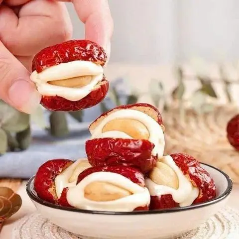 Hình ảnh TÁO ĐỎ KẸP SỮA HẠT ĐIỀU 100Gr (SIÊU PHẨM)