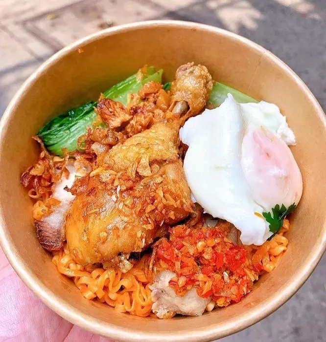 Hình ảnh Mì Sợi Phở Trộn Đùi Gà -Trứng 