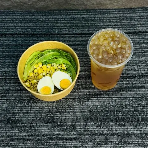 Hình ảnh combo mì trộn trứng + trà sữa hoặc Hồng trà trân châu trắng