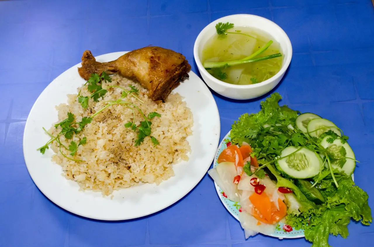 Hình ảnh Cơm đùi nhỏ xối mỡ + kim chi, rau, soup