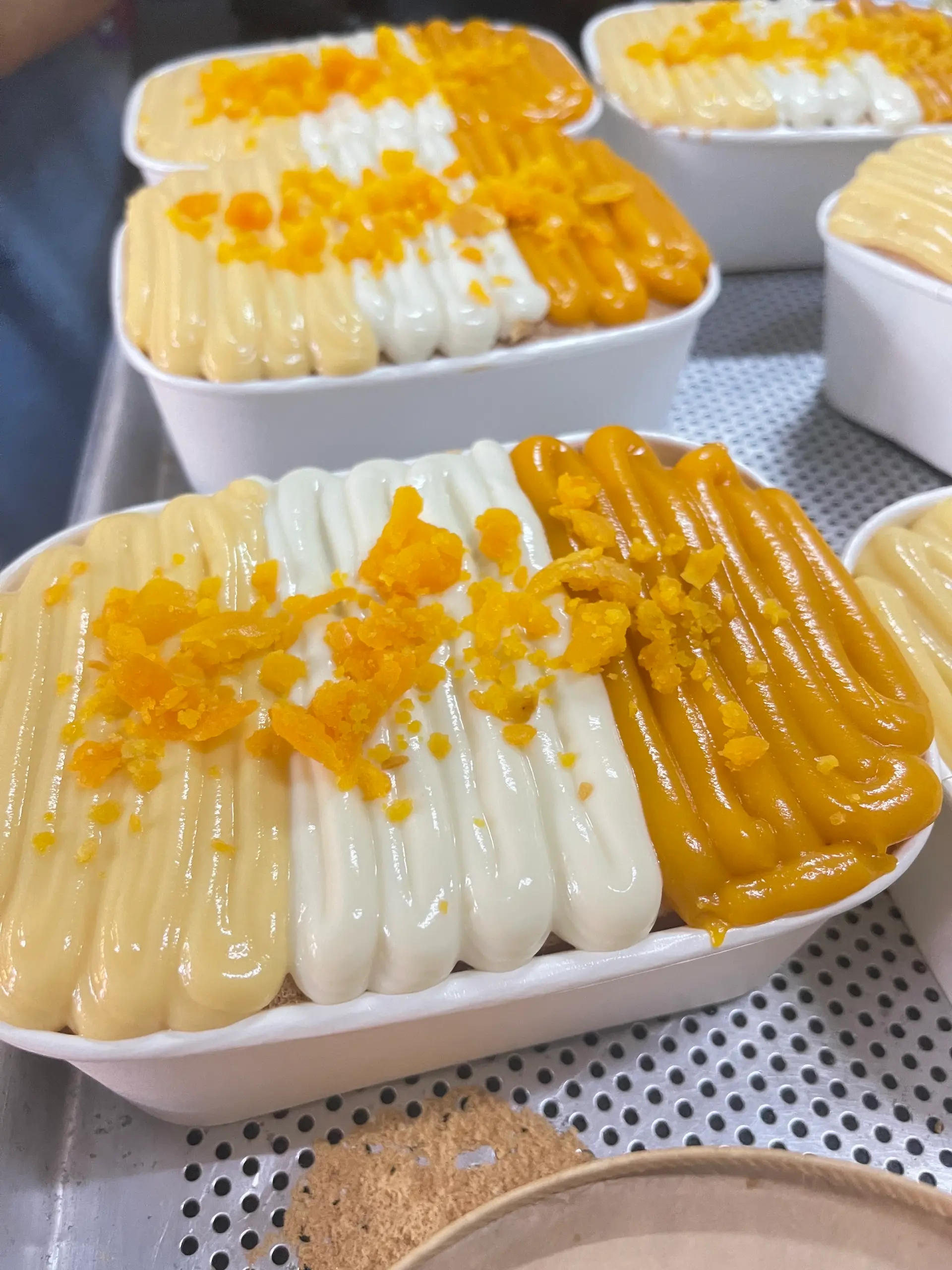 Hình ảnh bánh trứng muối sốt 3 vị 