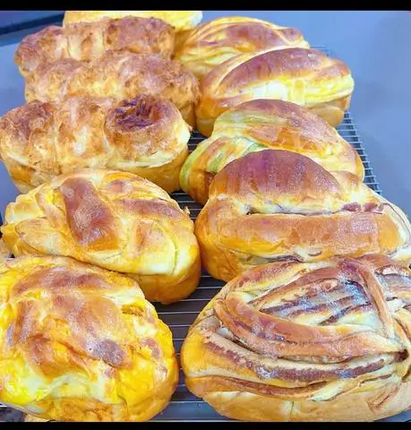 Hình ảnh Bánh mì hoa cúc nhân đậu xanh lá dứa