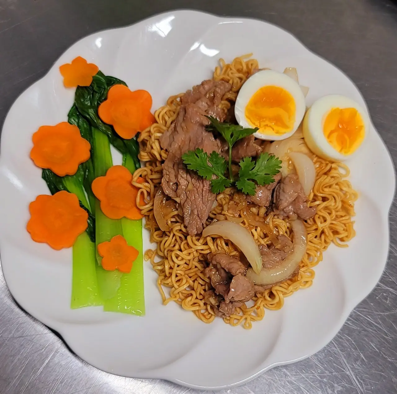 Hình ảnh Mì xào bò - trứng lòng đào