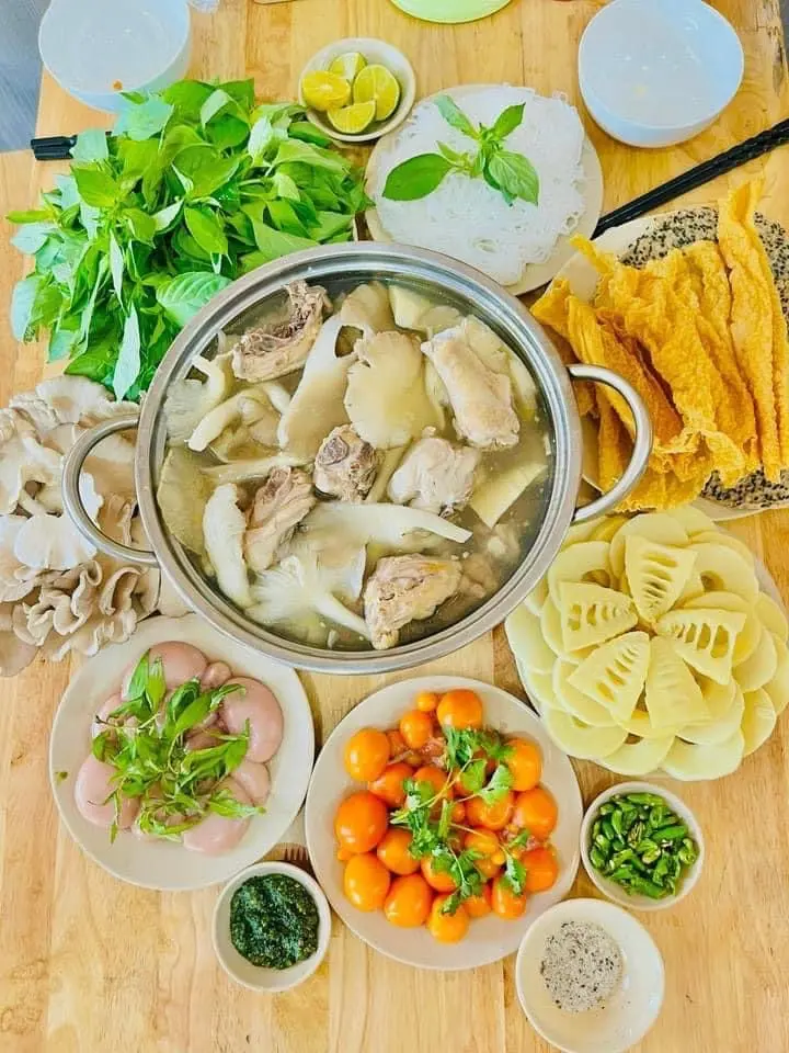 Hình ảnh Lẩu gà lá é vừa