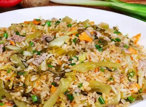 Hình ảnh cơm chiên dưa bò + trứng đập vào chiên chung với cơm 