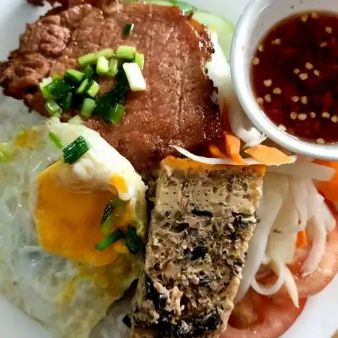 Hình ảnh Cơm tấm sườn chả trứng