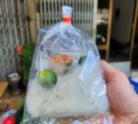 Hình ảnh Bánh tráng muối tắc tuổi thơ
