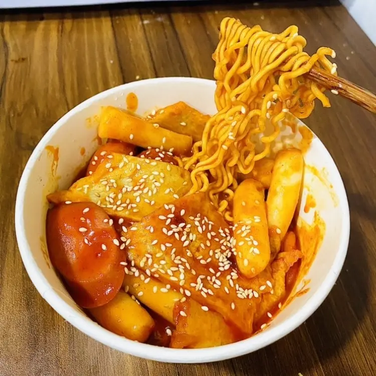 Hình ảnh Bánh Gạo Cay + Mì Ramen