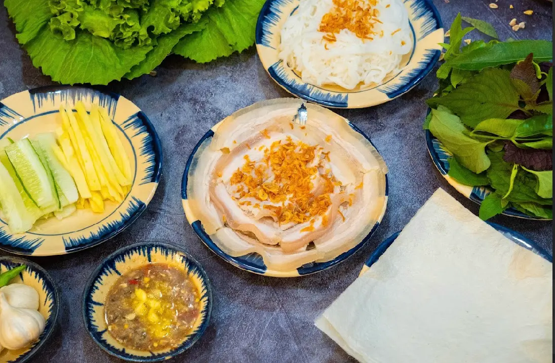 Hình ảnh Thịt đùi luộc cuốn bánh tráng