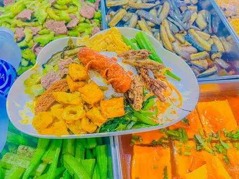 Hình ảnh cơm thập Cẩm +xúc xích sốt me ram