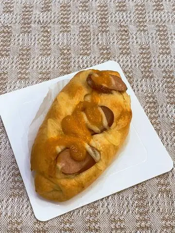 Hình ảnh Bánh mì xúc xích trứng muối