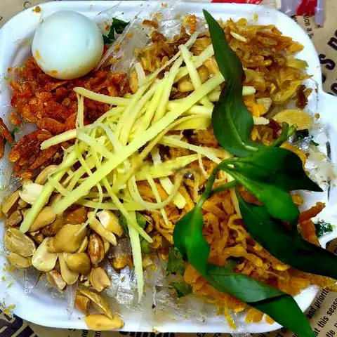 Hình ảnh Bánh tráng trộn muối tỏi - hành phi nhỏ