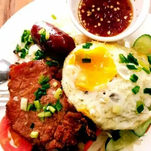 Hình ảnh Cơm tấm sườn trứng lạp xưởng