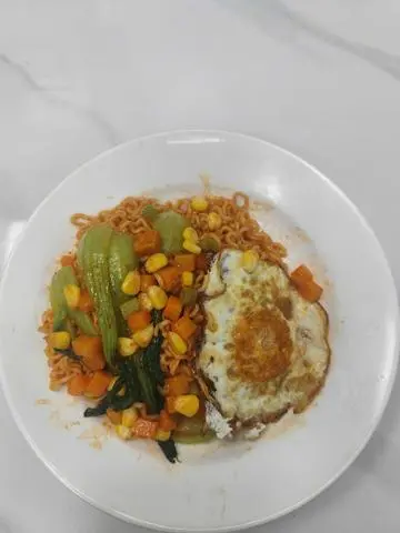 Hình ảnh mì trộn indomie trứng xúc xích tóp mỡ