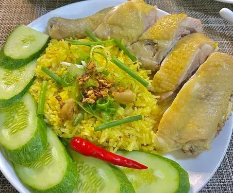 Hình ảnh Cơm chiên tỏi + gà luộc