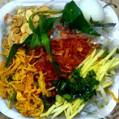Hình ảnh Bánh tráng trộn mỡ hành nhỏ