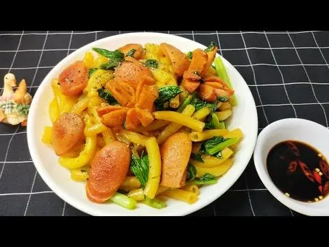 Hình ảnh Nui xào trứng xúc xích
