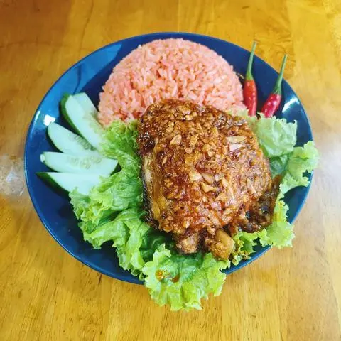 Hình ảnh Cơm Gà Xối Mỡ Sốt Mắm tỏi Nhỏ
