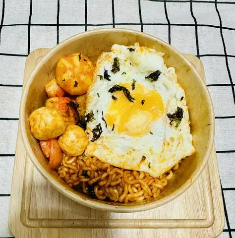 Hình ảnh Mì trộn thập cẩm sốt cay