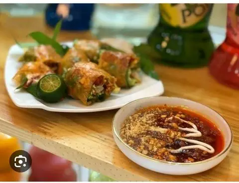 Hình ảnh Bánh tráng cuộn chấm sốt me