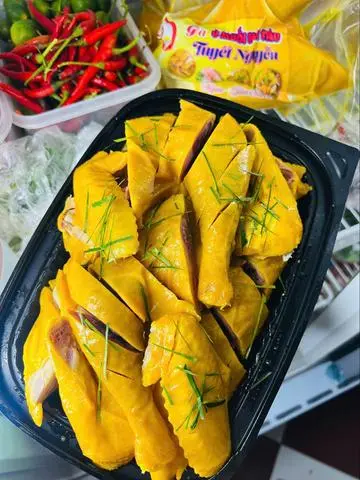 Hình ảnh 1 con gà ủ muối không đầu - chặt sẵn
