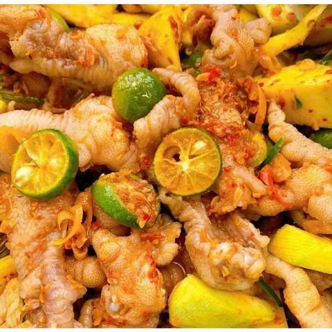Hình ảnh chân gà Rút Xương sốt thái kèm nước chấm Hải sản 