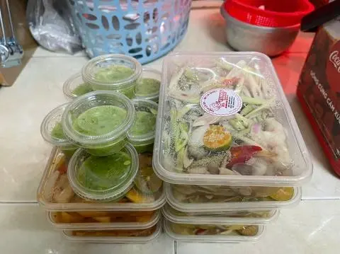 Hình ảnh Combo 1 chân gà sả tắc - 1 chân gà sốt Thái
