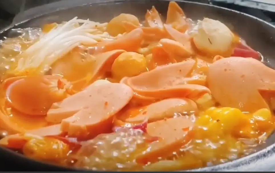 Hình ảnh Mì cay xúc xích + nấm (ĐB 3)