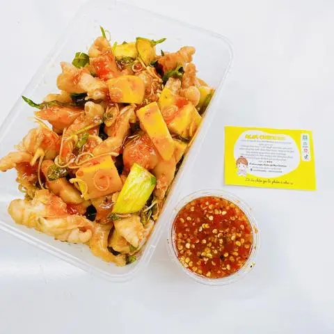 Hình ảnh Chân Gà Sốt Thái Rút Xương Kèm Xoài  Hộp Nhỏ