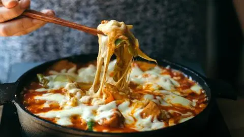 Hình ảnh Mì Trộn Gà Cay Phô Mai