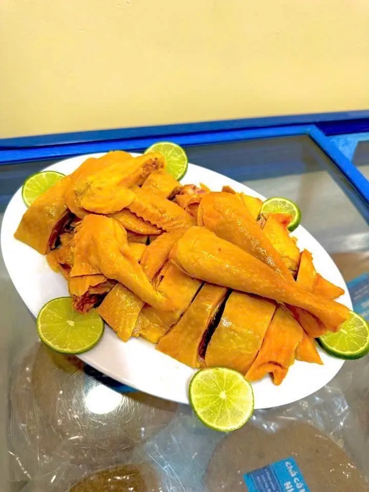 Hình ảnh Gà ủ muối nguyên con có đầu chân tặng kèm coca thêm mã KM